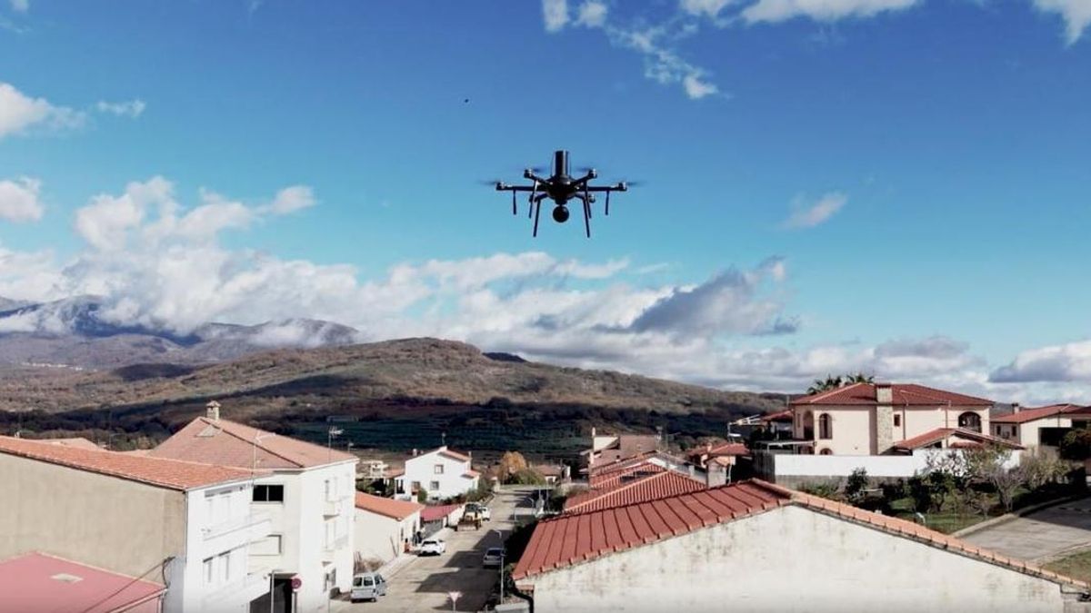 Drones teledirigidos desde Madrid: así funcionará la nueva flota aérea de Telefónica que usará sus torres como nido