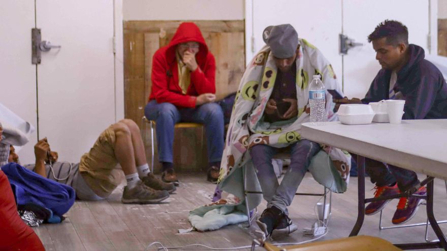 Los centros de migrantes de EE.UU., menos llenos pero todavía saturados tras el Título 42