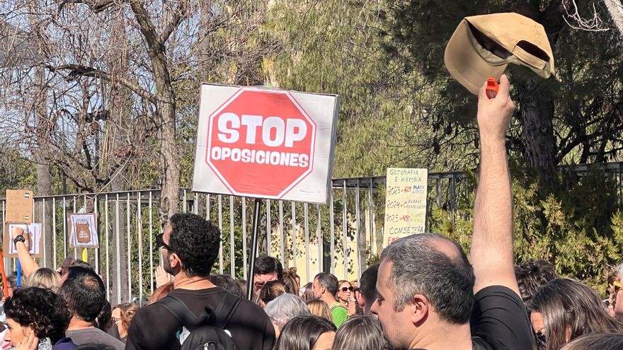 "Sí, sí, sí, nos van a despedir": los interinos docentes bloquean el Parlamento andaluz contra la "macrooposición" de la Junta