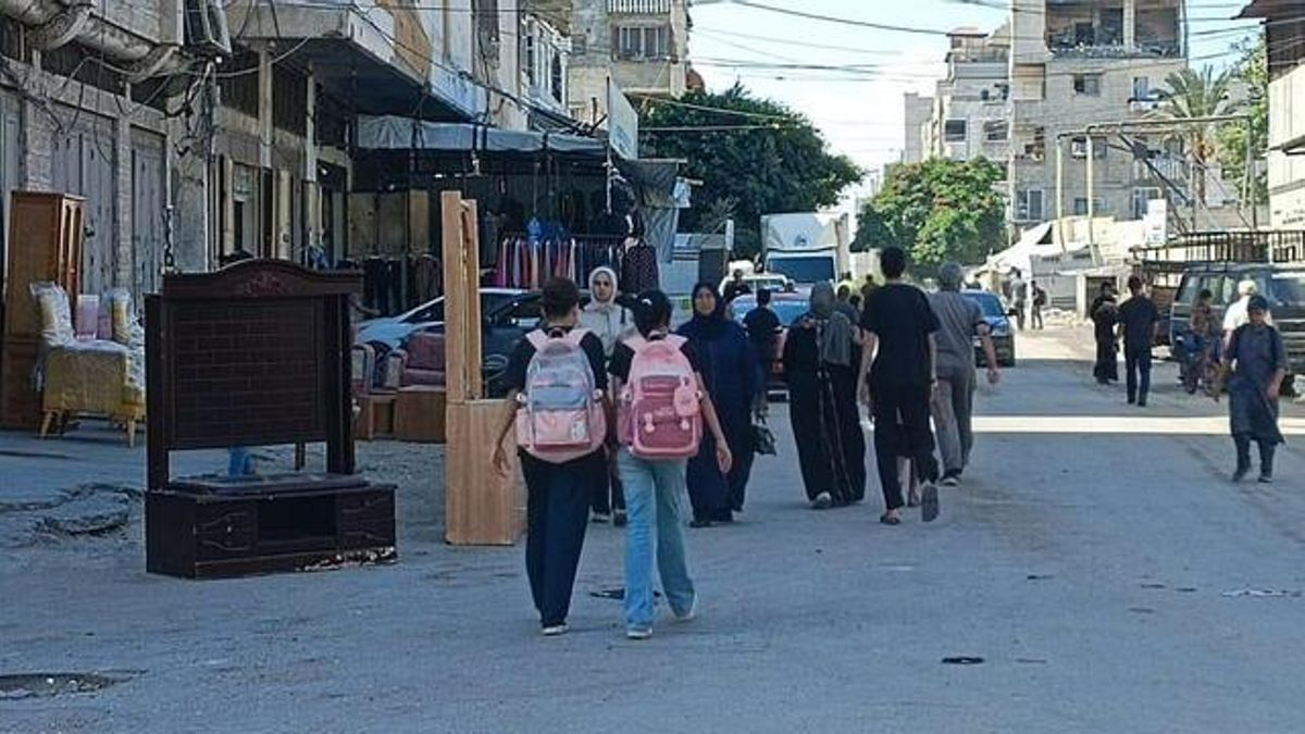 Sin aulas y sin materiales: los estudiantes de Gaza vuelven a la escuela en medio de la destrucción y la incertidumbre 