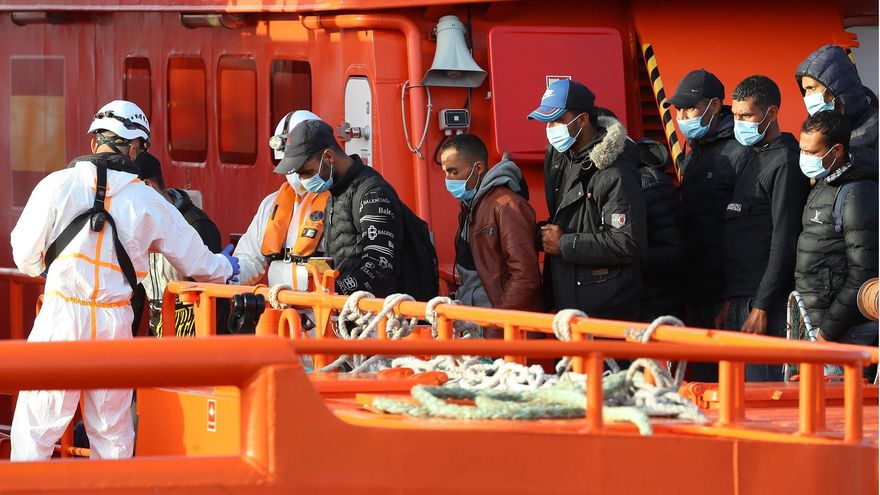 Salvamento rescata a 290 personas que se encontraban a bordo de seis embarcaciones cerca de Gran Canaria