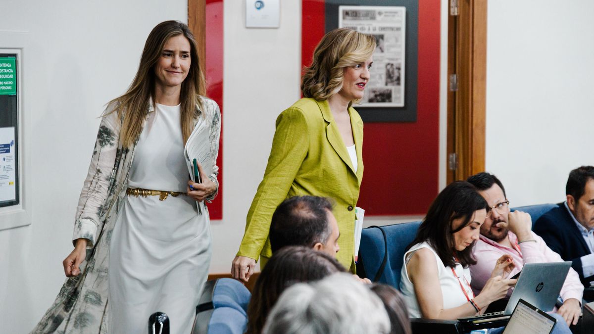 Laportavoz del Gobierno, Pilar Alegría , y la vicepresidenta tercera  Sara Aagesen , a su llegada a una rueda de prensa tras el Consejo de Ministros, en el Palacio de la Moncloa, a 17 de junio de 2025, en Madrid (España).