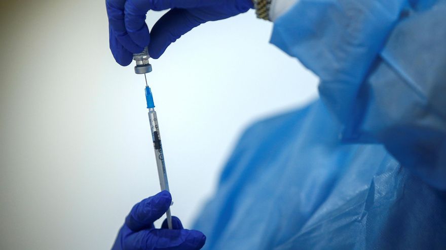 Personal sanitario prepara una vacuna contra el covid-19. EFE/Quique Garcia/Archivo