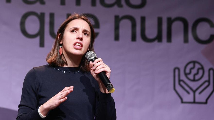 La ex ministra de Igualdad, Irene Montero, interviene en un acto público como aspirante a liderar la candidatura de Podemos a las elecciones europeas. A 25 de enero de 2024, en Sevilla (Andalucía, España). La ex ministra de Igualdad, Irene Montero, junto