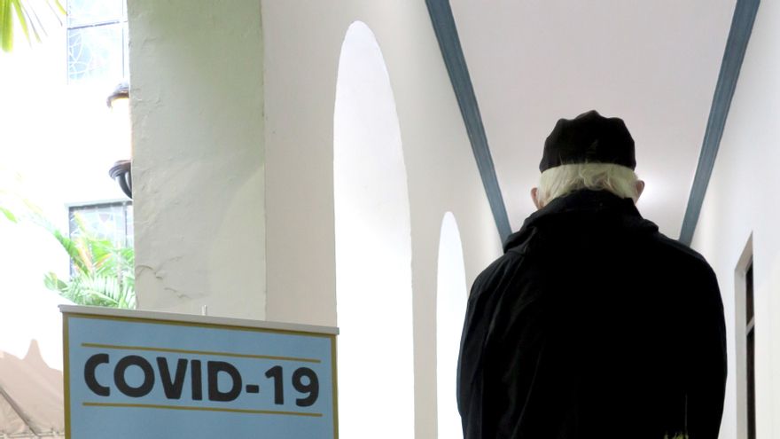 Una persona espera su turno para hacerse la prueba del coronavirus en San Juan (Puerto Rico). EFE/ Jorge Muñiz/Archivo
