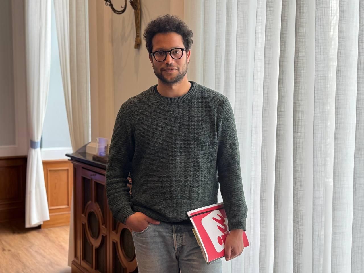 Keruin Martínez, portavoz de IU, en un salón municipal del Ayuntamiento de Santander.