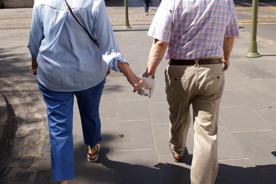 Una pareja pasea por la capital tinerfeña este domingo (Efe / Ramón De La Rocha)