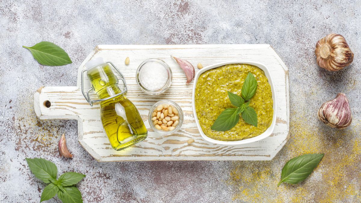 Salsa de pesto, un aderezo lleno de matices mediterráneos para coronar la lasaña