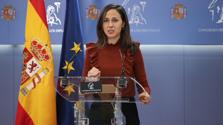 La portavoz de Podemos en el Congreso, Ione Belarra, durante una rueda de prensa en el Congreso de los Diputados, a 2 de diciembre de 2025, en Madrid (España).