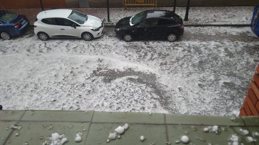 Santo Domingo se cubre de blanco: el granizo descarga con fuerza
