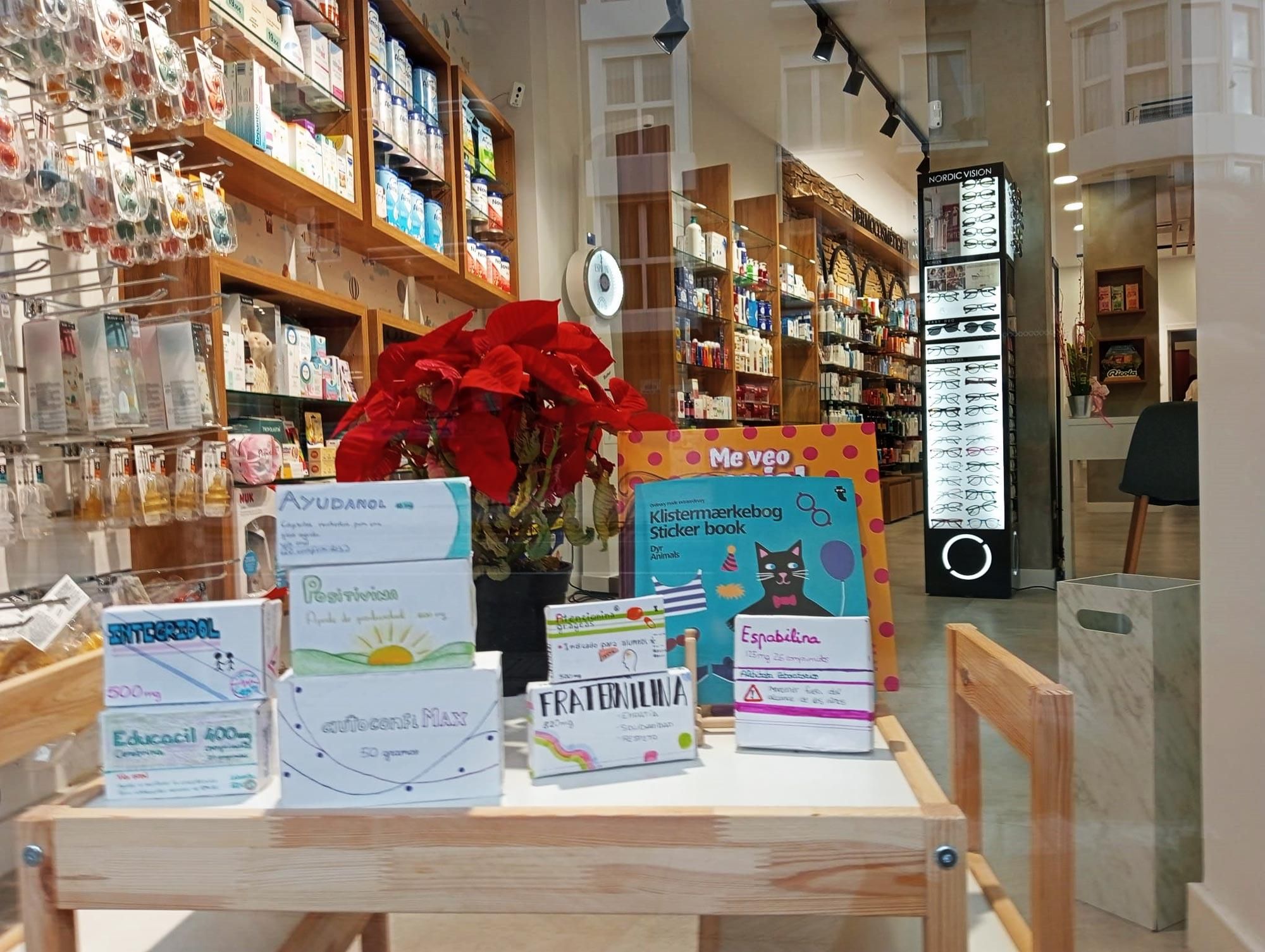 Las 'Felicinas' de los alumnos ESO Maristas San José León expuestas en una farmacia.