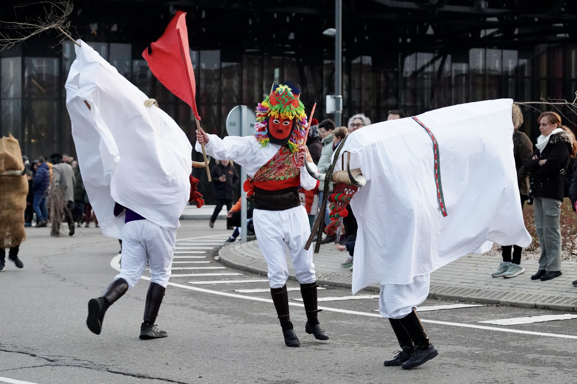 Los antruejos de los pueblos pusieron patas arriba a León capital