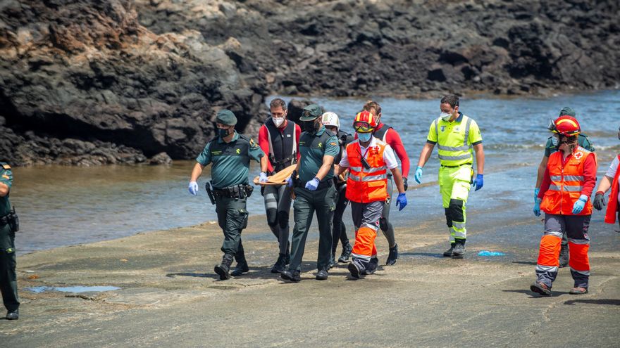 Agentes de la Guardia Civil y efectivos de Cruz Roja rescatan el cuerpo de un menor que murió en las costas de Lanzarote en julio de 2021 