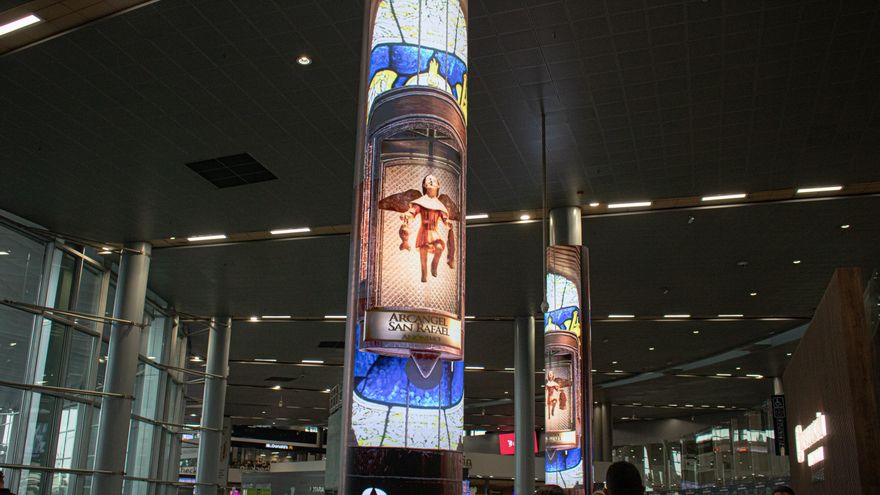 Tallas artesanales de un museo de San Juan se exhiben en el aeropuerto El Dorado de Bogotá