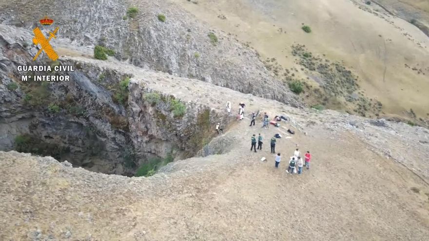 El agente forestal que encontró el cadáver en la sima de Viniegra dice que vio cómo los acusados arrojaban "lo que parecía una figura humana"