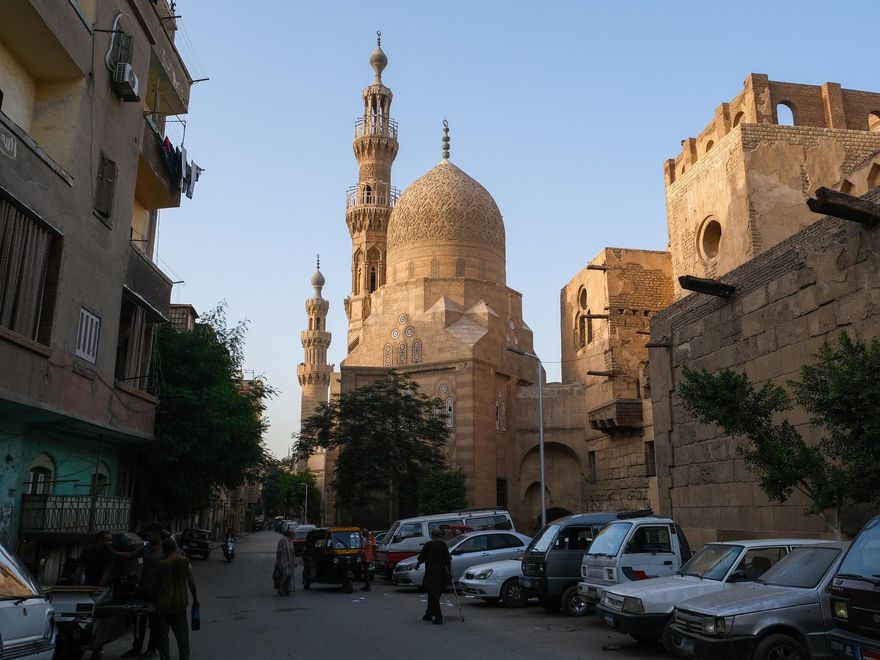 Mucho más que el Parque. Al sur de Al Azhar se encuentra la Ciudad de los Muertos, un enorme cementerio donde hay mausoleos espectaculares. En la imagen el monumento funerario de Tarabay al-Sharifi.