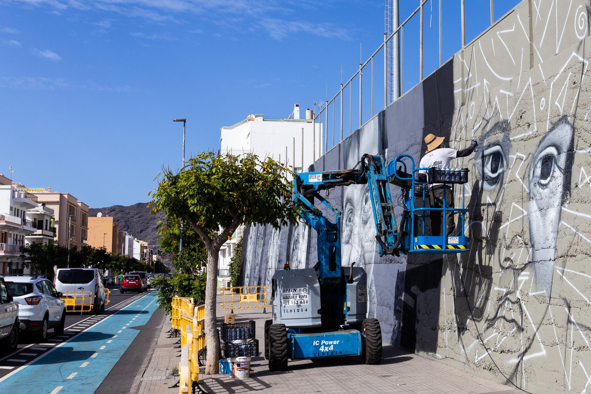 El artista lanzaroteño Matías Mata, más conocido como Sabotaje al Montaje,  durante la elaboración el mural 'En la mirada de los niños no hay racismo’ en la Avenida Enrique Mederos de Los Llanos de Aridane.
