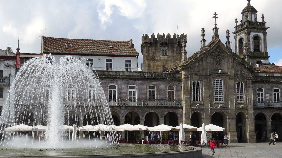 La Torre del Homenaje del desaparecido Castelo asoma tras la torre de la Iglesia da Lapa.