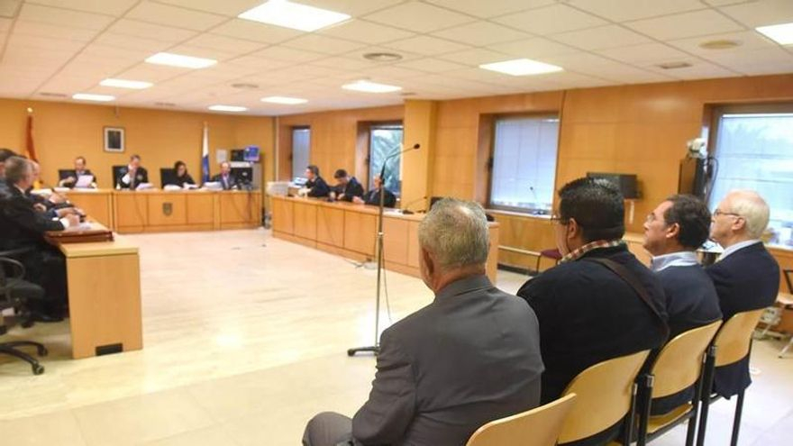 Banquillo de acusados en el juicio de los areneros de Güímar en la Audiencia Provincial de Santa Cruz de Tenerife.