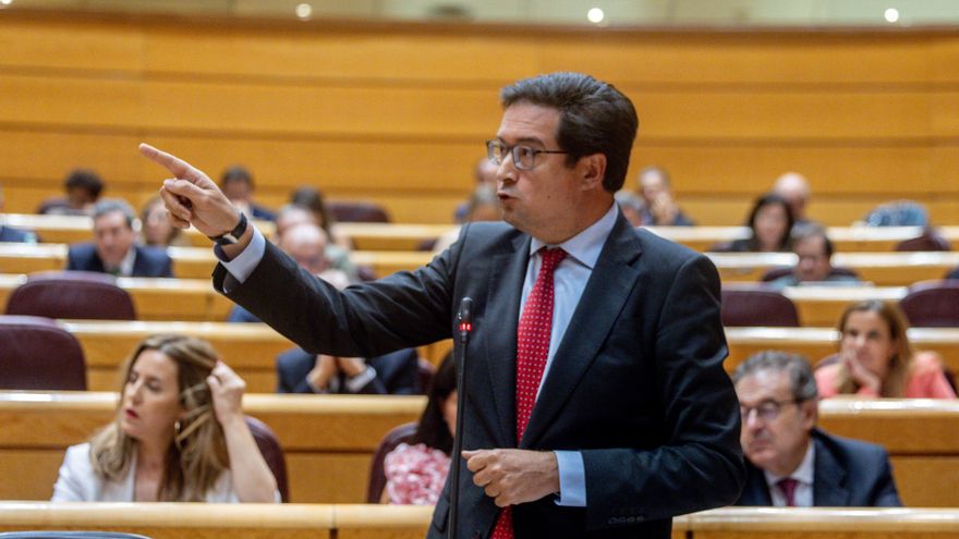 El ministro para la Transformación Digital y de la Función Pública, Óscar López, interviene durante un pleno en el Senado, a 17 de junio de 2025, en Madrid (España).