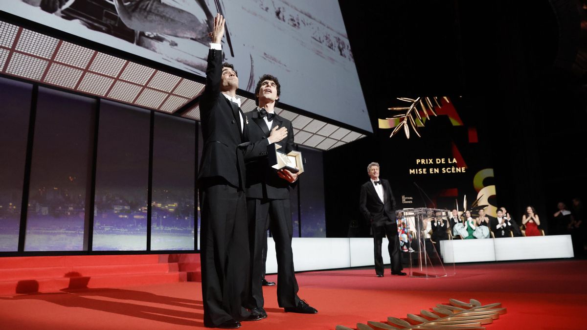 Javier Ambrossi (i) y Javier Calvo (d) aceptan el premio a Mejor Director por 'La Bola en el 79º Festival de Cine de Cannes 
