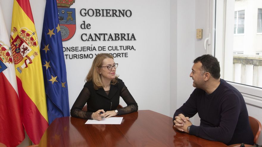 La consejera de Cultura, Turismo y Deporte, Eva Guillermina Fernández, se reúne con el alcalde de Marina de Cudeyo, Pedro Pérez.
