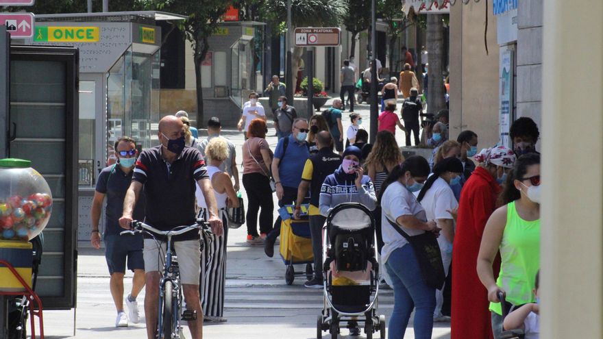 Varias personas pasean por una calle de Ceuta. EFE/Reduán/Archivo