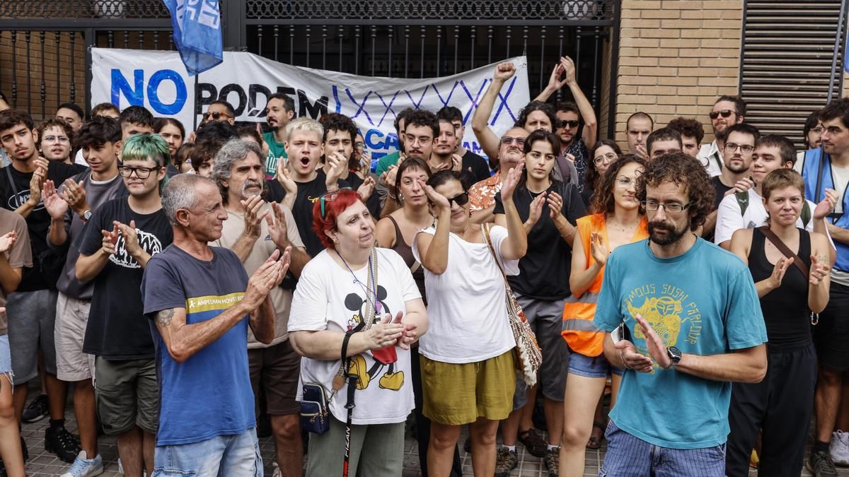 Daniel González y las personas que se han concentrado para evitar su desahucio.