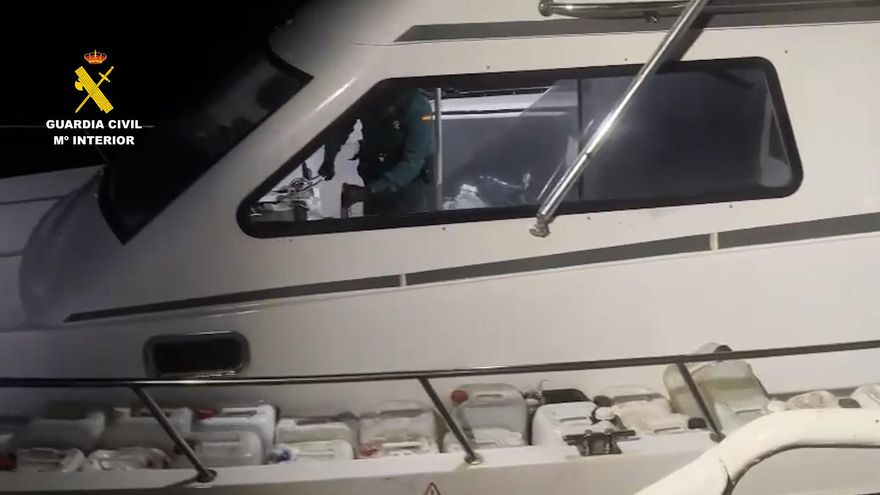 Seis detenidos, tres menores de edad, por el suministro ilegal de combustible en el mar cerca de Gran Canaria