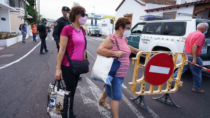 Una colada de lava provocada por la erupción que comenzó el 19 de septiembre en La Palma se desplaza por el bario de Todoque, en el municipio de Los Llanos de Ariadne, donde sus vecinos están siendo desalojados. EFE/Ramón de la Rocha