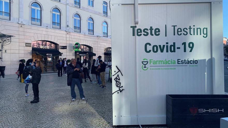 Un grupo de ciudadadanos y turistas esperan para hacerse un test de antígenos en Lisboa.