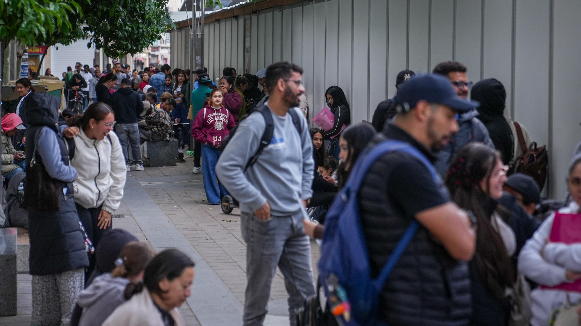 Largas colas de personas migrantes durante la atención presencial para su regularización