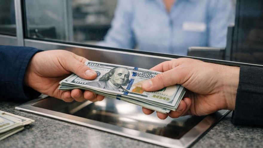 El Banco Central habilitó el pago de sueldos en dólares con los mismos servicios que las cuentas en pesos