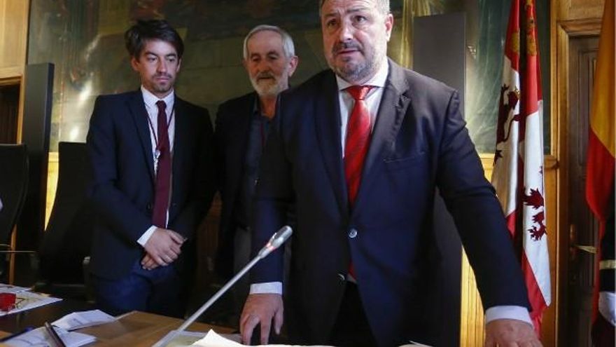 Carlos S. Campillo / ICAL. El nuevo presidente de la Diputación, Eduardo Morán, tomando posesión del cargo.