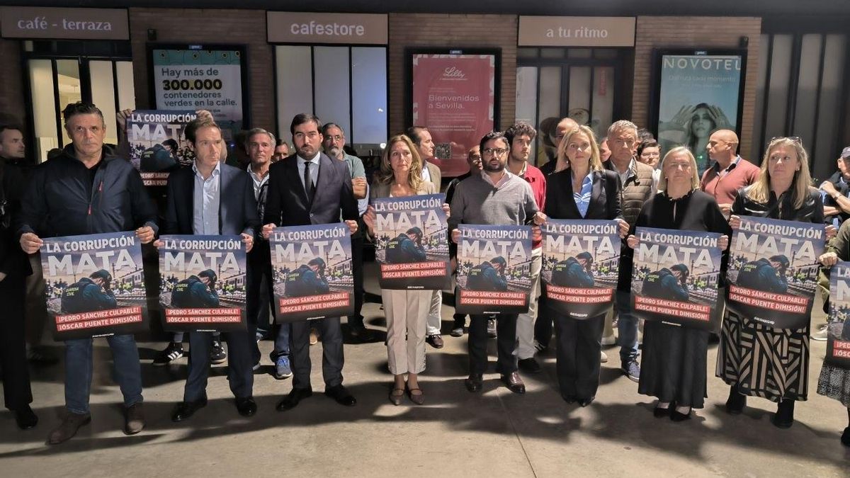 Concentración de Vox a las puertas de la estación de Santa Justa, en Sevilla.