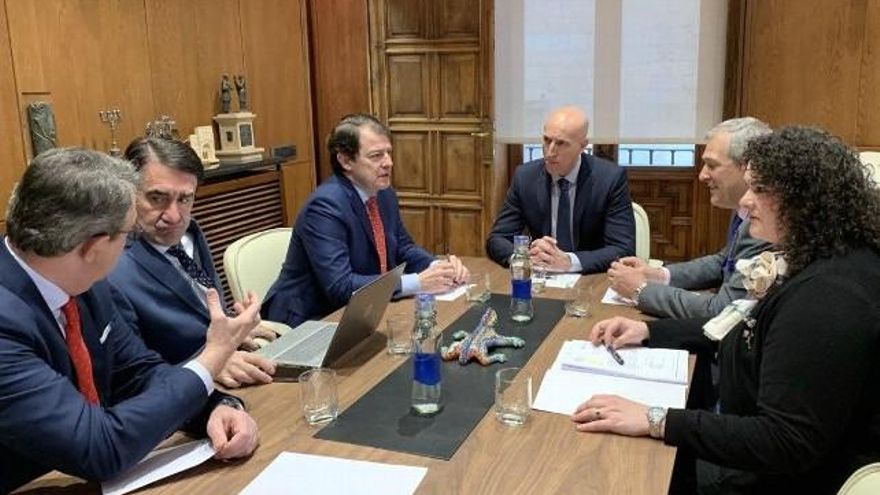 Reunión con varios concejales y el consejero de Fomento de la Junta, el leonés Juan Carlos Suárez-Quiñones.