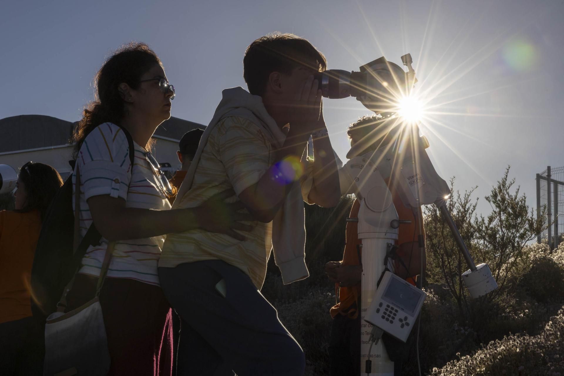 Varias personas contemplan desde el observatorio del Teide el eclipse solar de este miércoles, en un evento organizado por el Instituto de Astrofísica de Canarias.