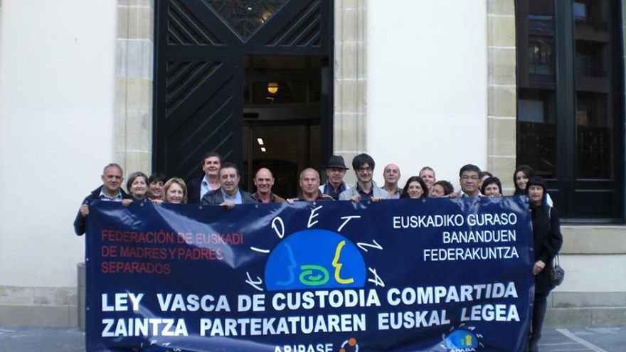 Una de las concentraciones de la Asociación de Padres y Madres Separados de Euskadi-Kidetza en el Parlamento vasco.