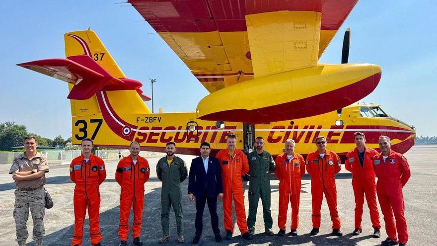 Uno de los aviones Bombardier enviados por Francia para ayudar en la lucha contra el fuego.