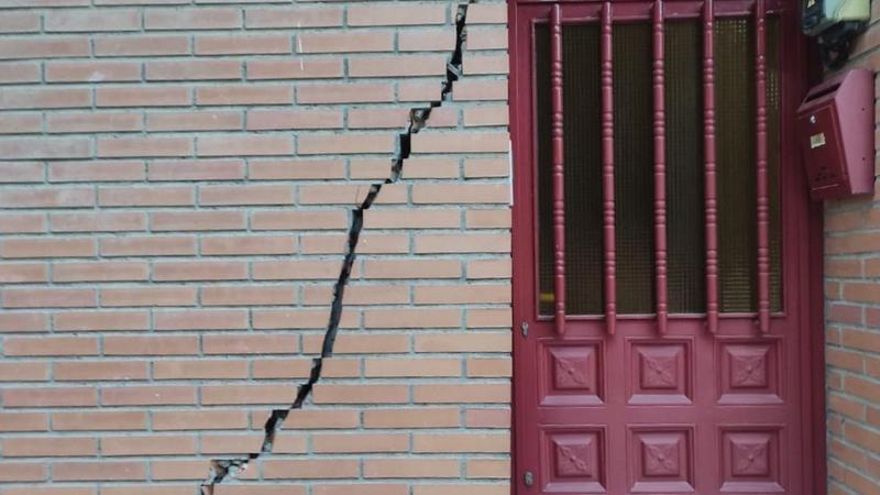 Una de las grietas en el portal de una vivienda afectada