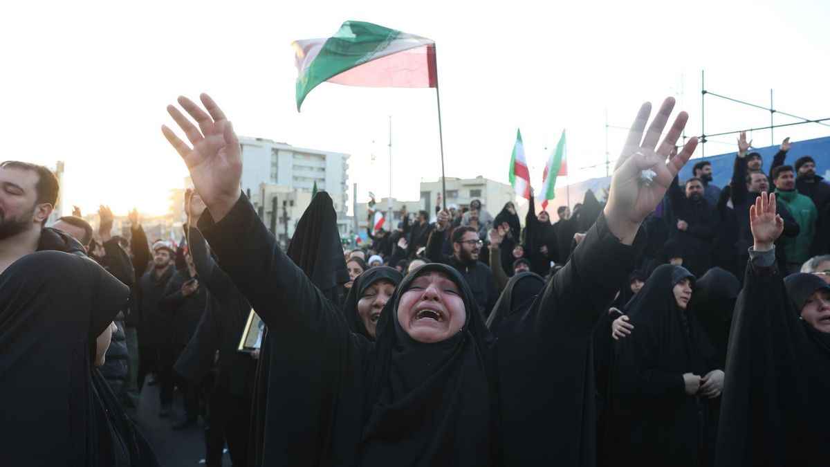Manifestantes en Irán reaccionan al asesinato del líder supremo iraní, el ayatolá Ali Jamenei.