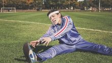 Una deportista realiza estiramientos