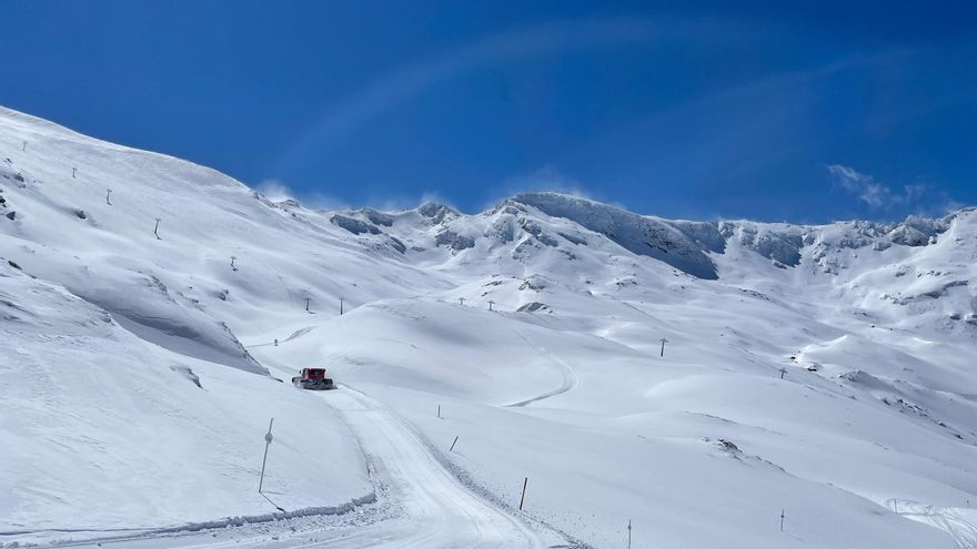 Combatir el fuego en las horas extra: el nuevo retén de Sierra Nevada desborda a los bomberos de Granada