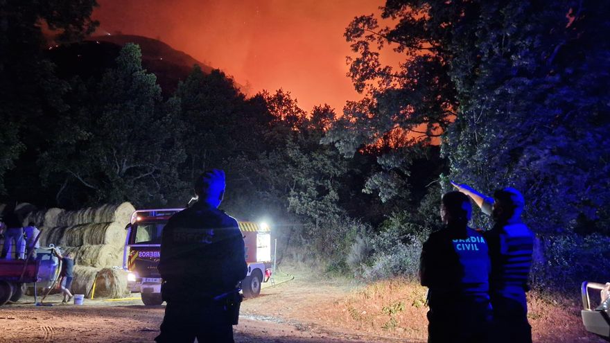 Un centenar de vecinos de Igüeña (León), evacuados tras agravarse el fuego por el viento