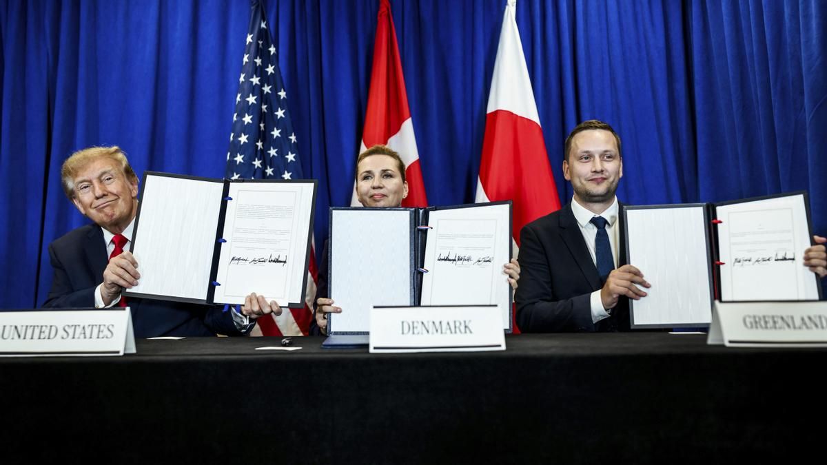 El presidente de EEUU, Donald Trump (izquierda), la primera ministra de Dinamarca, Mette Frederiksen, y el primer ministro de Groenlandia, Jens-Frederik Nielsen, el 22 de septiembre durante la firma del acuerdo en Nueva York.