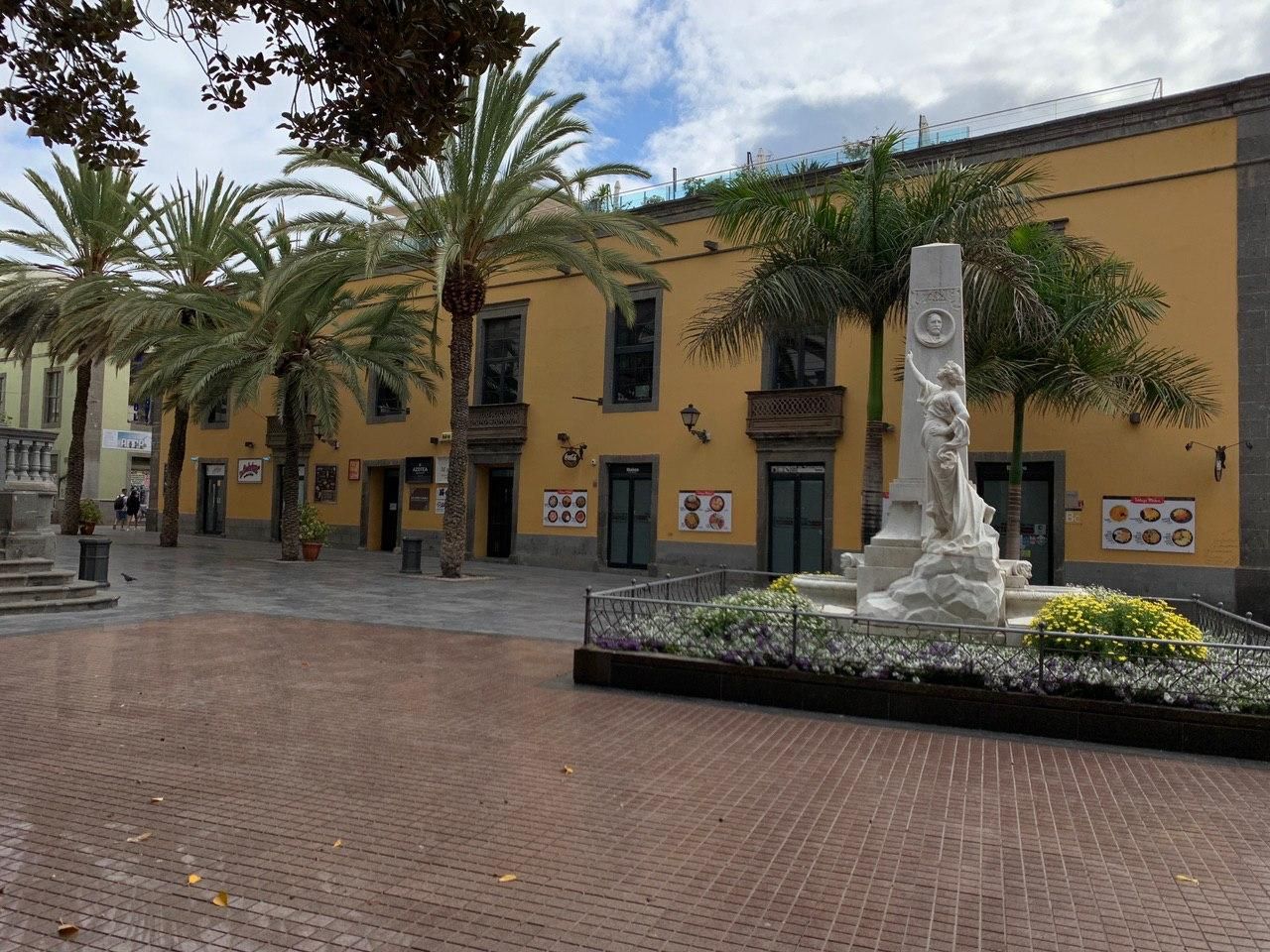 Monopol en la plazoleta de Las Ranas, en Las Palmas de Gran Canaria en el primer día de la fase 1