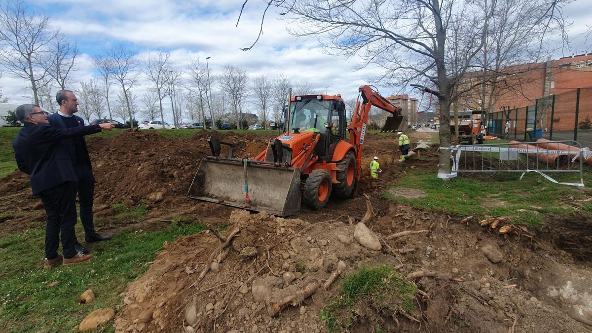 Aguas Torrelavega mejora el alcantarillado junto al pabellón María Pardo para acabar con las inundaciones.