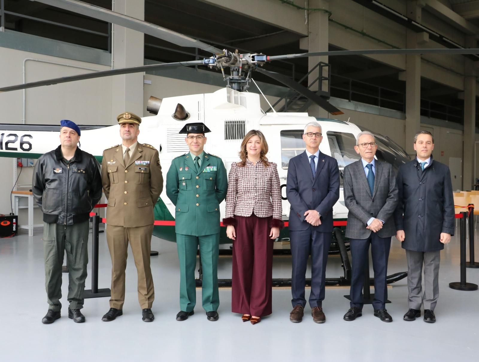 Autoridades en el acto de cesión de la GUardia Civil del helicóptero a la Universidad de León.