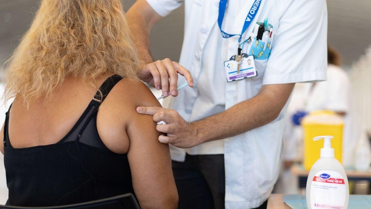 Una mujer es vacunada en las nuevas dependencias habilitadas en el Recinto Ferial de Santa Cruz de Tenerife como punto de vacunación masiva contra la COVID-19