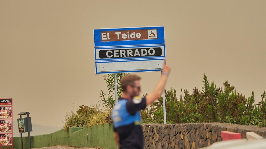 Un cartel indica que el acceso al Teide está cerrado por el incendio, a 19 de agosto de 2023, en La Orotava